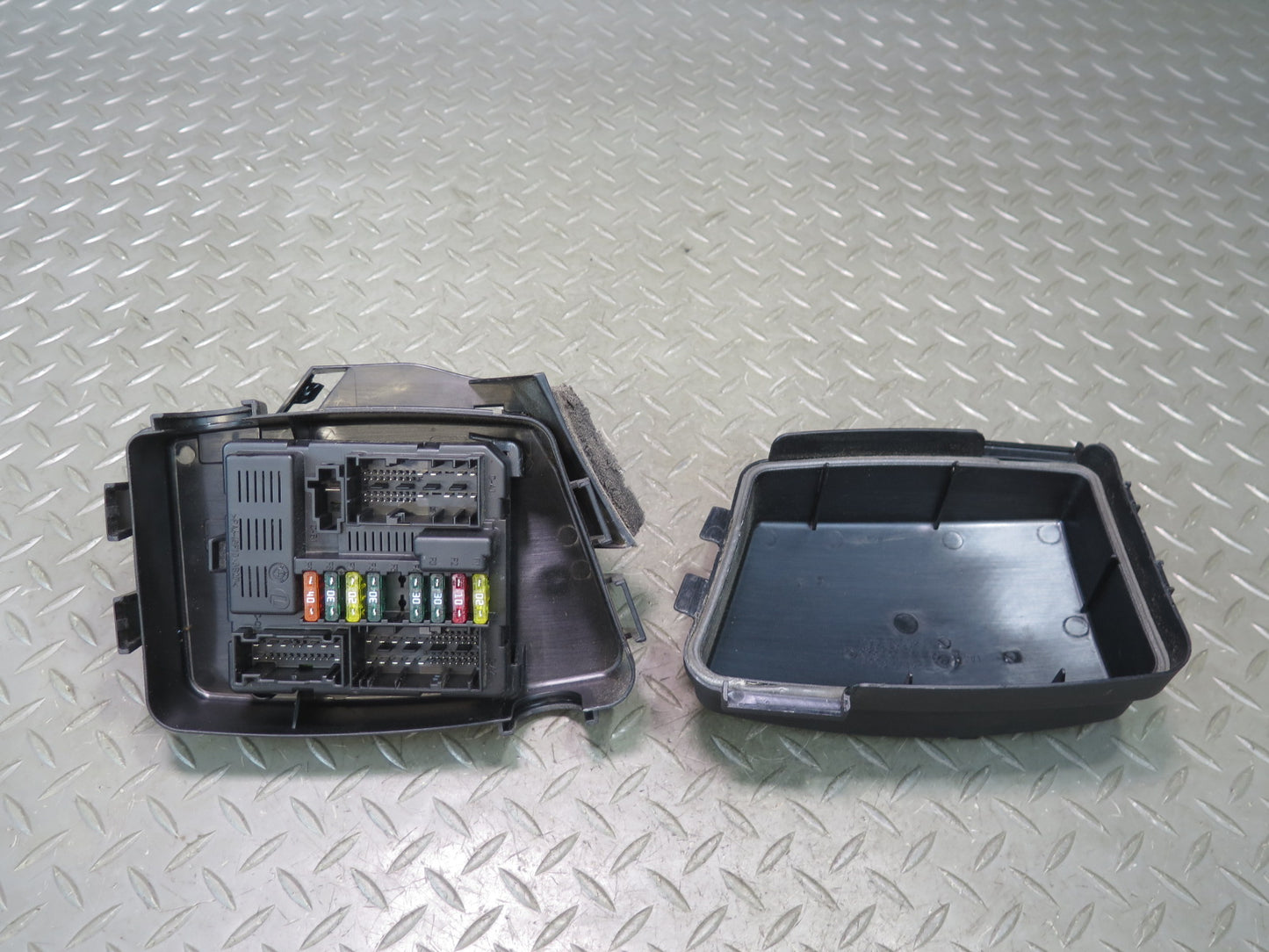 06-08 BMW E86 E85 Z4 N52 3.0L Power Distribution Fuse Relay Box w Housing OEM