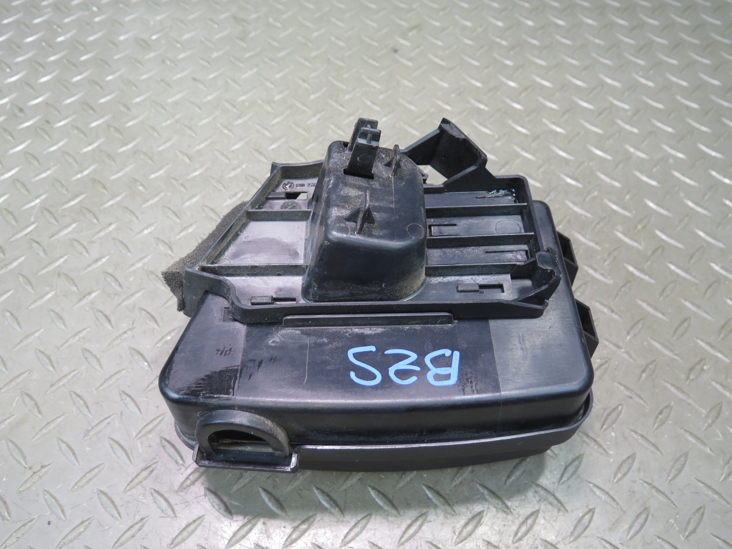 06-08 BMW E86 E85 Z4 N52 3.0L Power Distribution Fuse Relay Box w Housing OEM