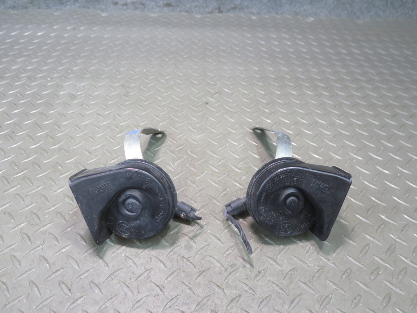 03-08 BMW E86 E85 Z4 Set of 2 High & Low Tone Pitch Horn Signal OEM