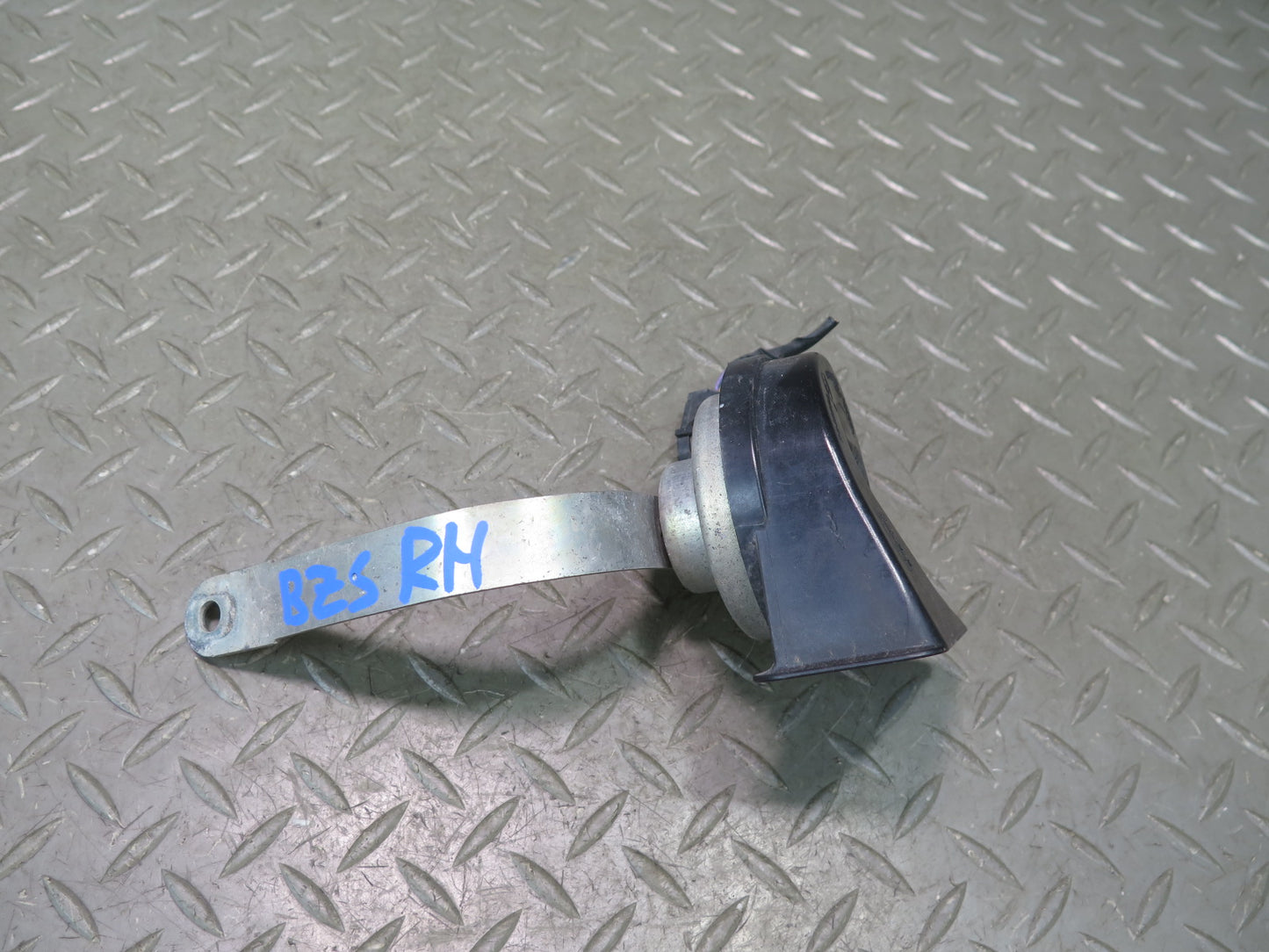 03-08 BMW E86 E85 Z4 Set of 2 High & Low Tone Pitch Horn Signal OEM