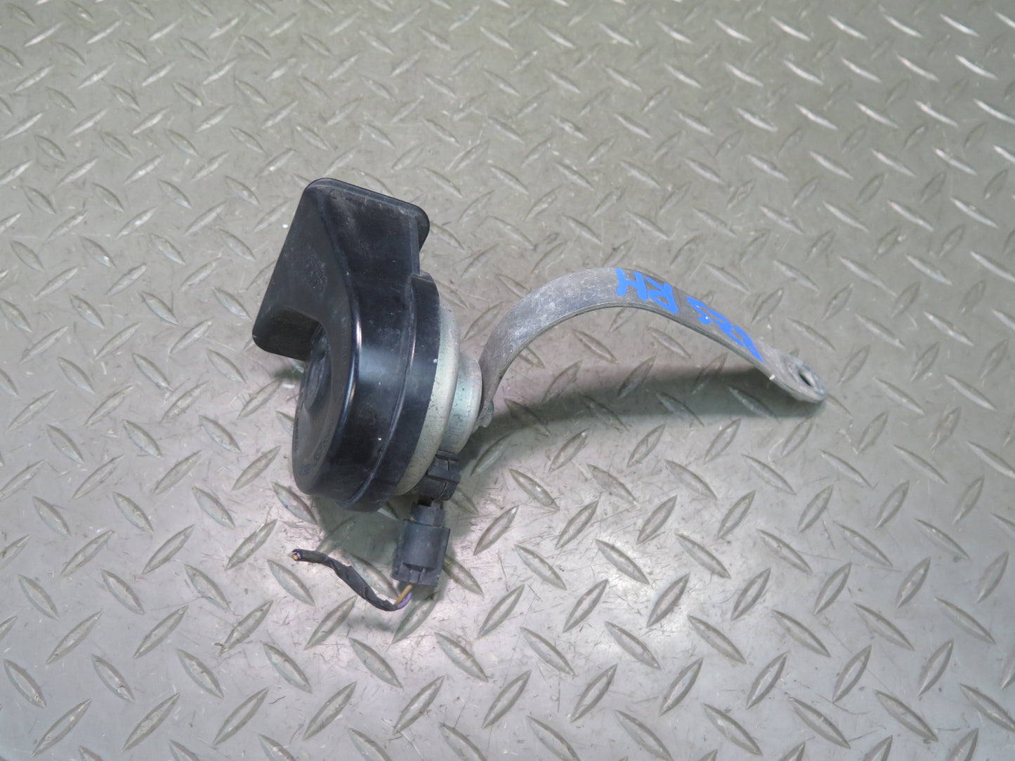 03-08 BMW E86 E85 Z4 Set of 2 High & Low Tone Pitch Horn Signal OEM