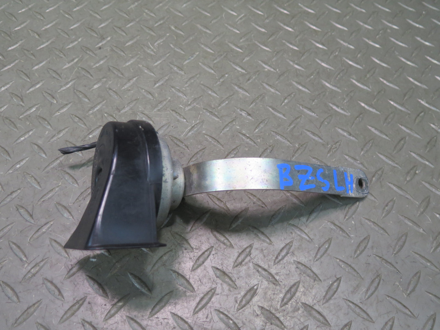 03-08 BMW E86 E85 Z4 Set of 2 High & Low Tone Pitch Horn Signal OEM