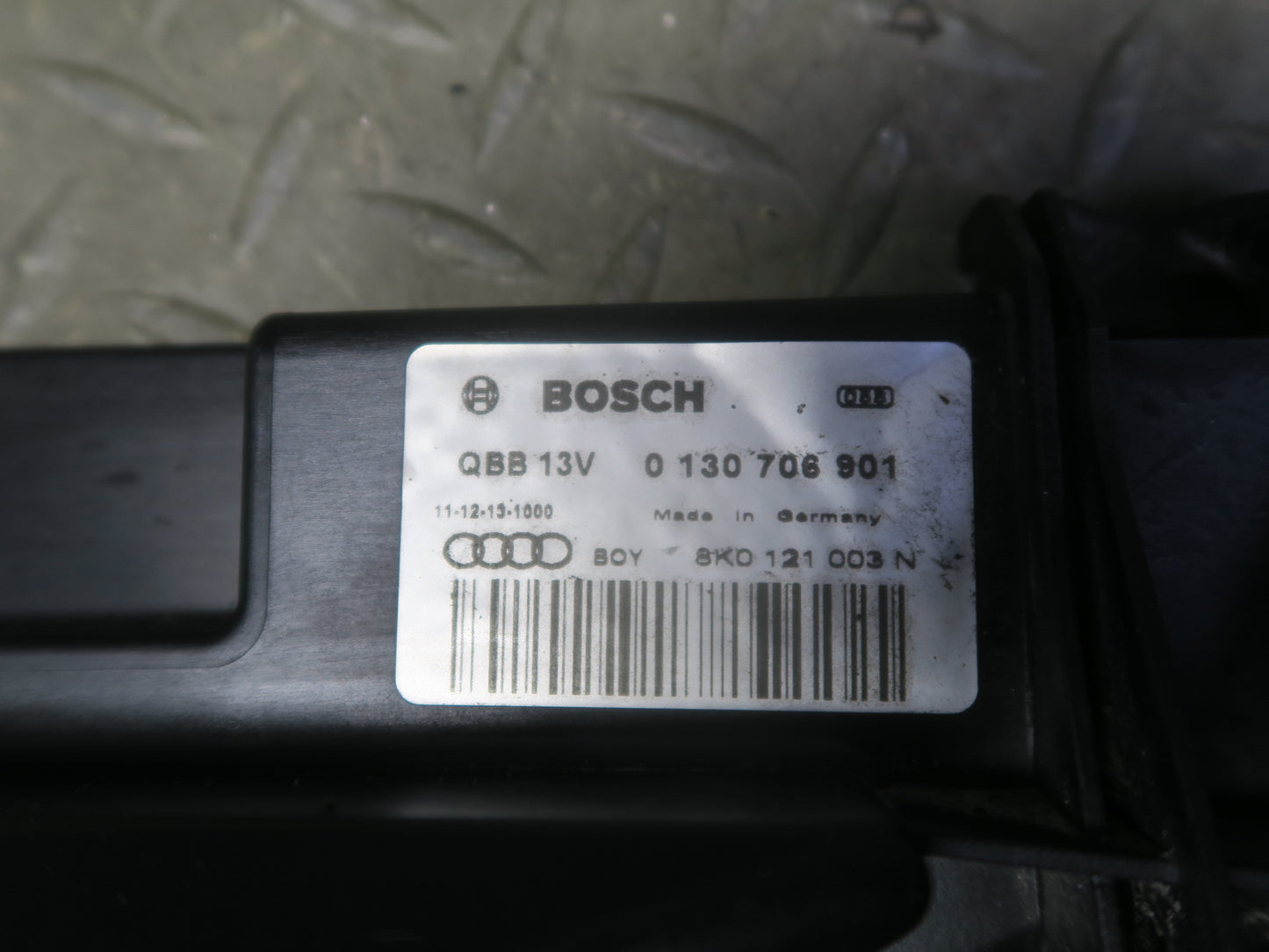 08-12 Audi B8 S5 4.2L Engine Cooling Fan Motor Shroud Assembly 8K0121207D OEM