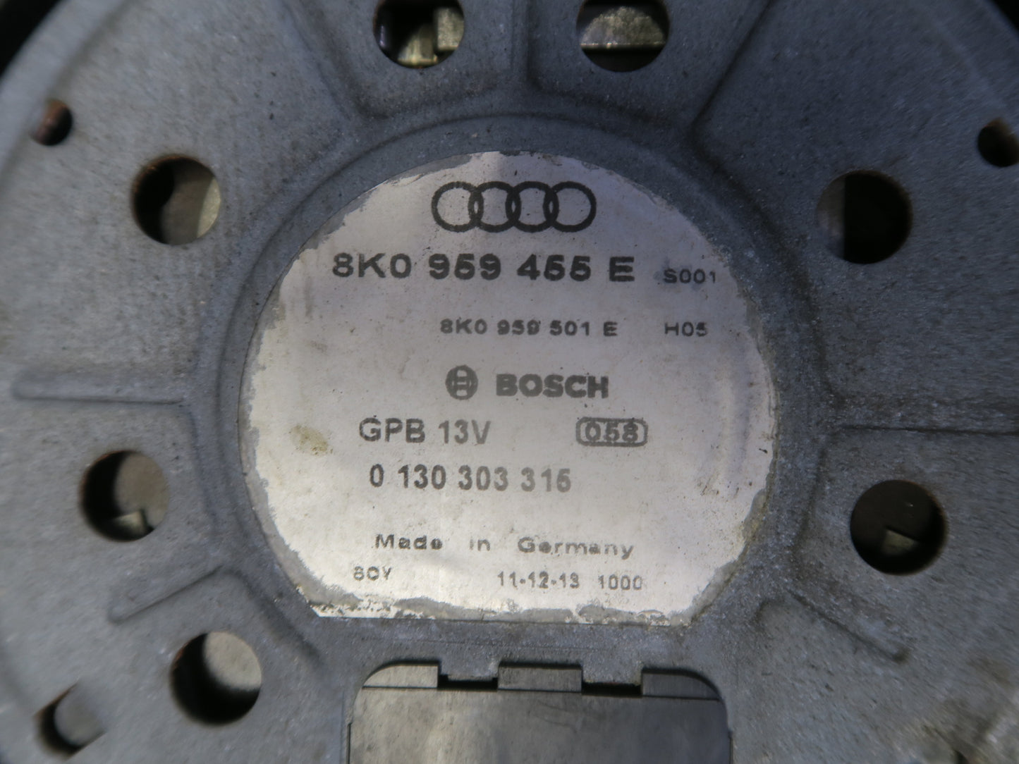 08-12 Audi B8 S5 4.2L Engine Cooling Fan Motor Shroud Assembly 8K0121207D OEM
