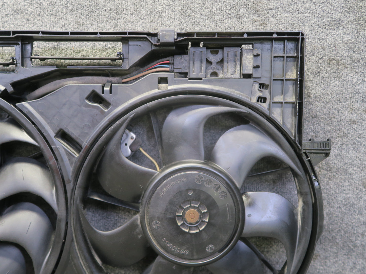 08-12 Audi B8 S5 4.2L Engine Cooling Fan Motor Shroud Assembly 8K0121207D OEM
