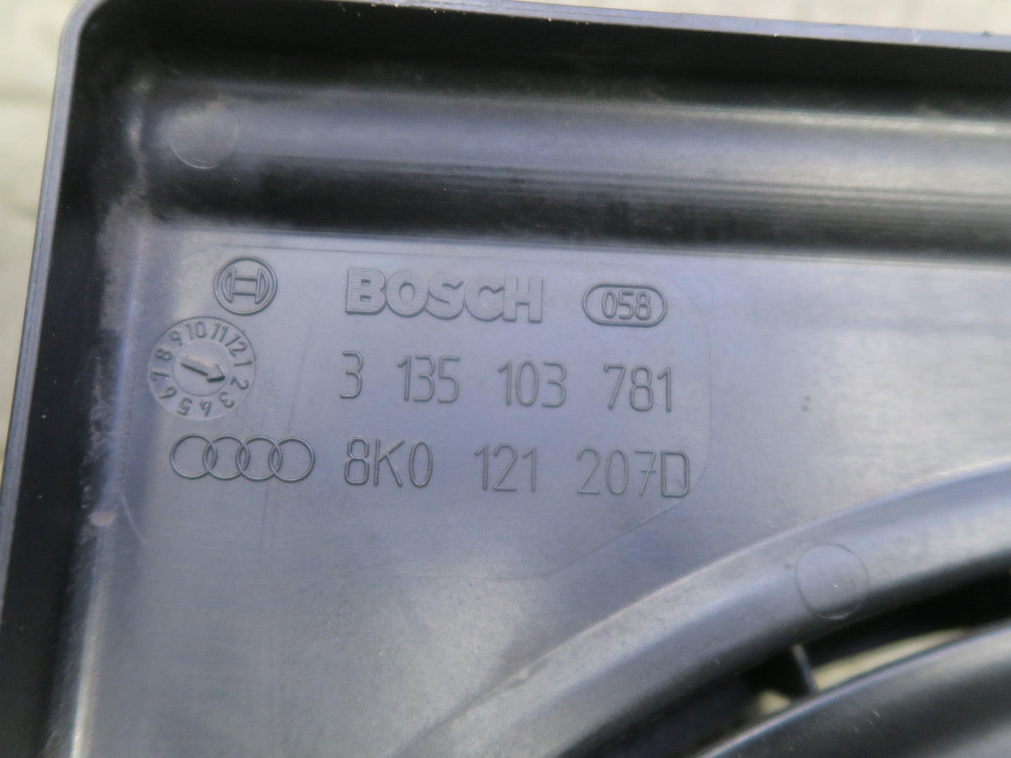 08-12 Audi B8 S5 4.2L Engine Cooling Fan Motor Shroud Assembly 8K0121207D OEM
