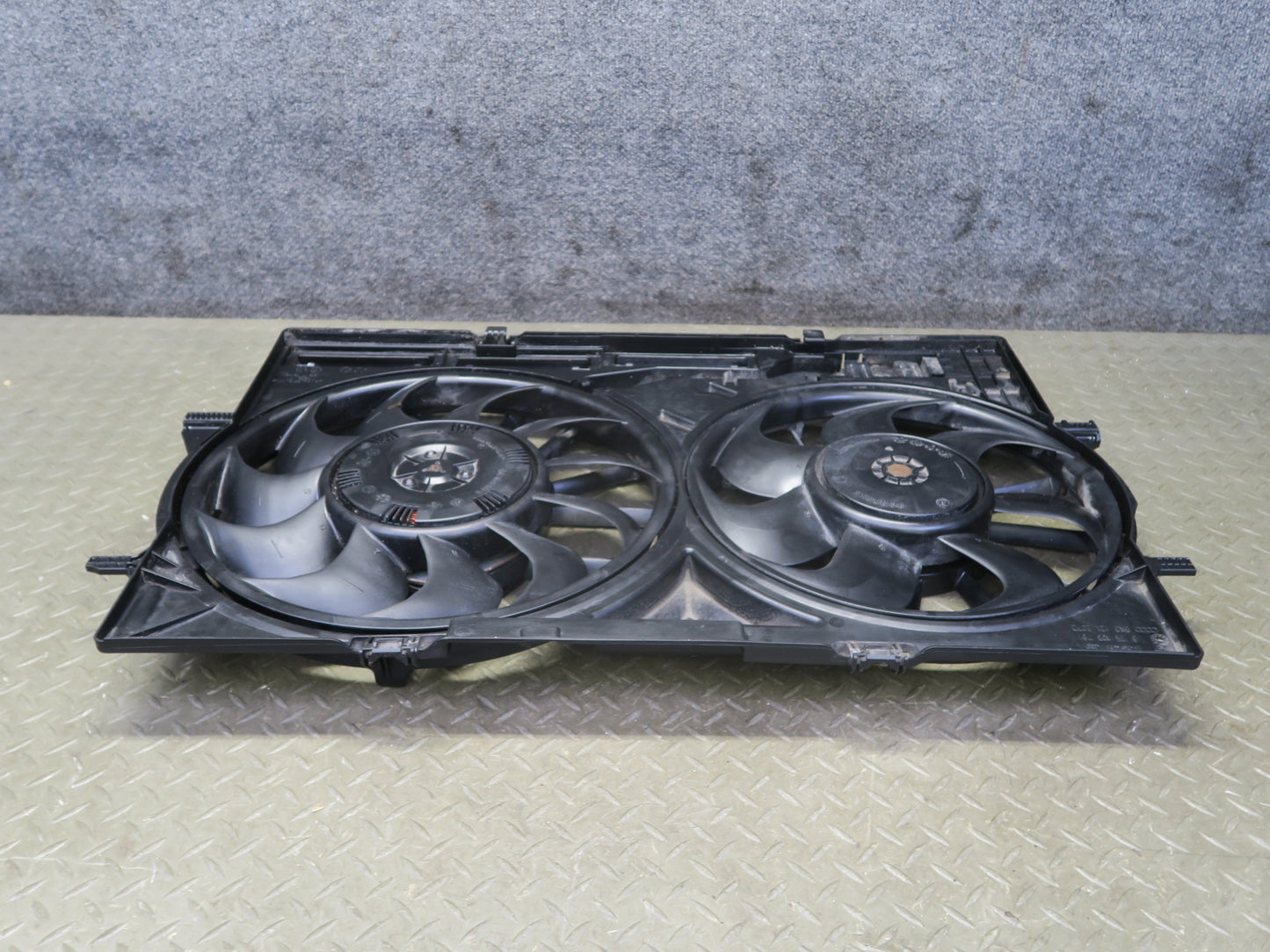 08-12 Audi B8 S5 4.2L Engine Cooling Fan Motor Shroud Assembly 8K0121207D OEM