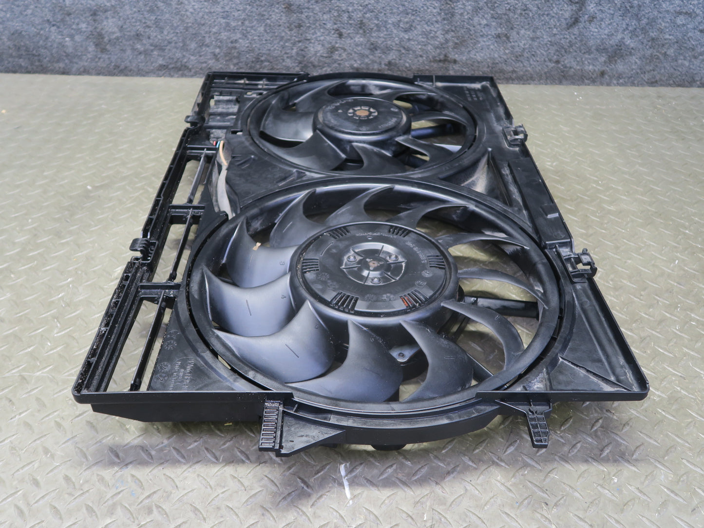 08-12 Audi B8 S5 4.2L Engine Cooling Fan Motor Shroud Assembly 8K0121207D OEM