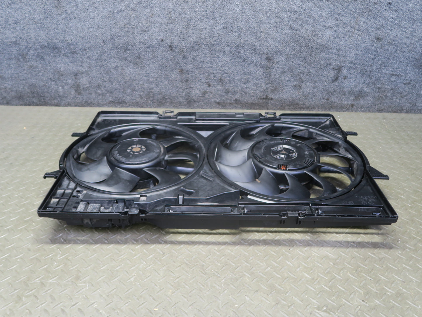 08-12 Audi B8 S5 4.2L Engine Cooling Fan Motor Shroud Assembly 8K0121207D OEM
