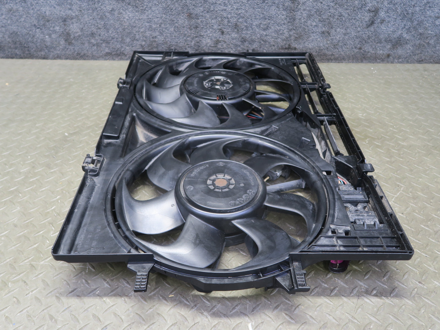 08-12 Audi B8 S5 4.2L Engine Cooling Fan Motor Shroud Assembly 8K0121207D OEM