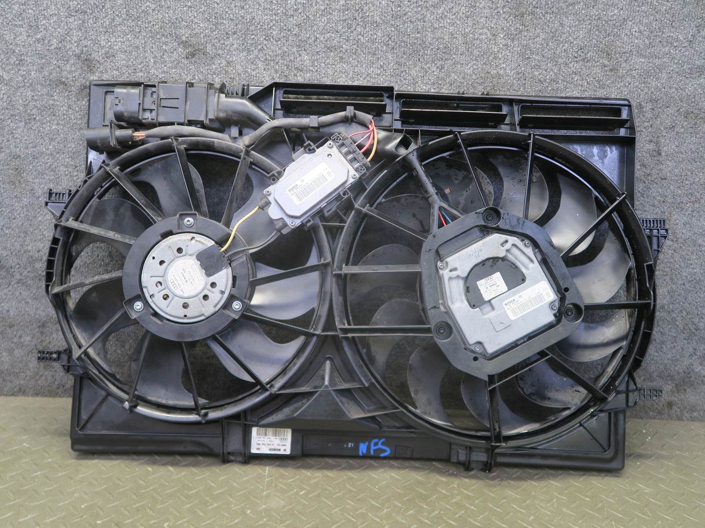 08-12 Audi B8 S5 4.2L Engine Cooling Fan Motor Shroud Assembly 8K0121207D OEM