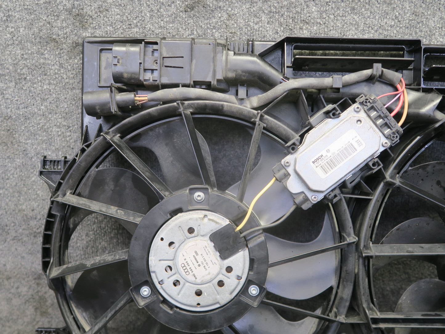 08-12 Audi B8 S5 4.2L Engine Cooling Fan Motor Shroud Assembly 8K0121207D OEM