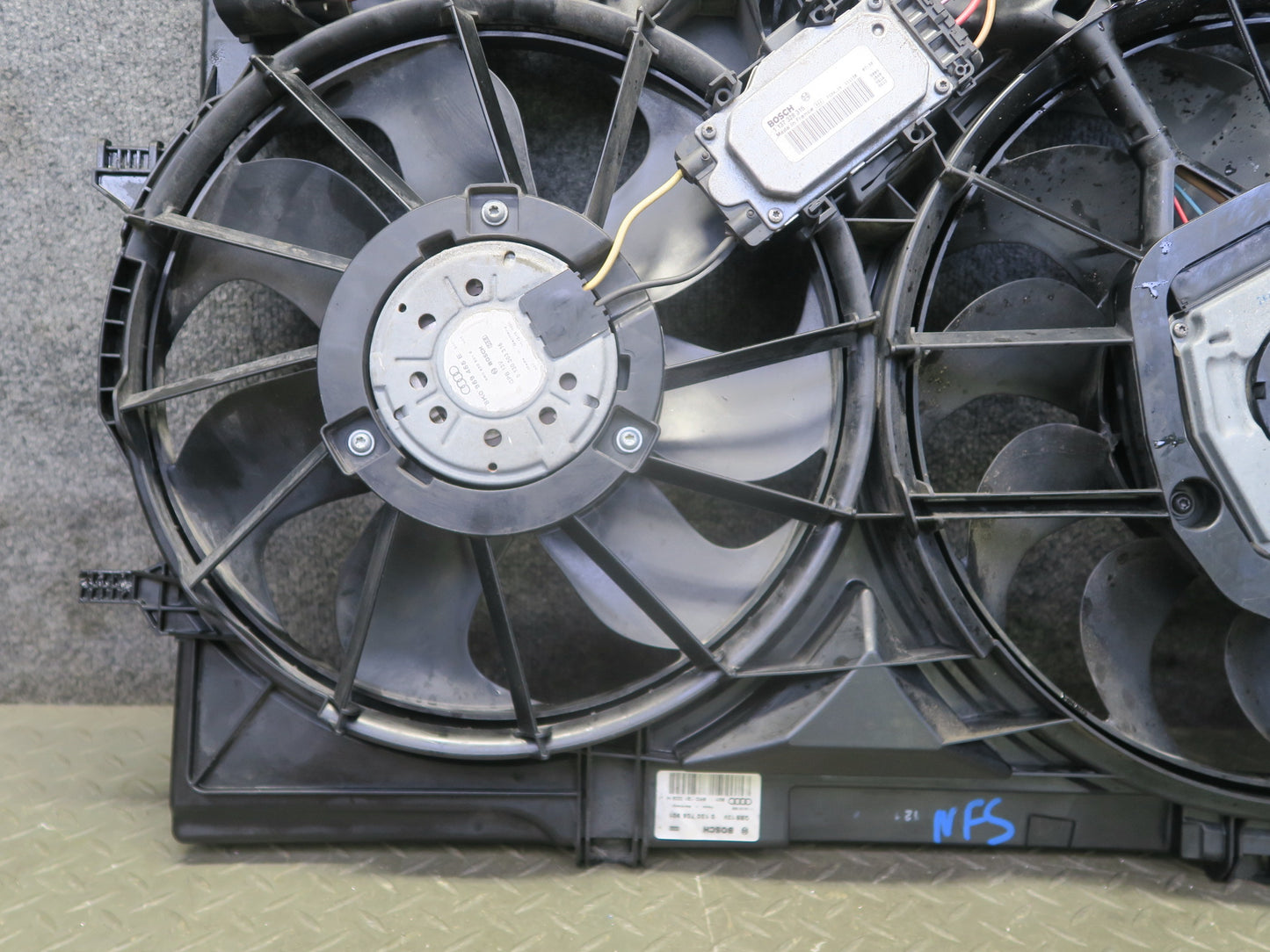 08-12 Audi B8 S5 4.2L Engine Cooling Fan Motor Shroud Assembly 8K0121207D OEM