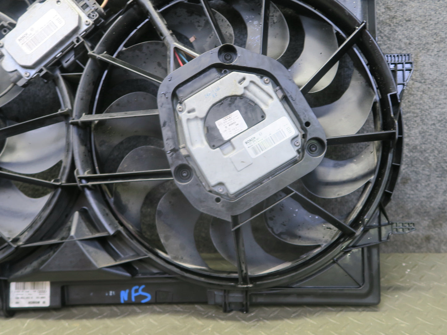 08-12 Audi B8 S5 4.2L Engine Cooling Fan Motor Shroud Assembly 8K0121207D OEM
