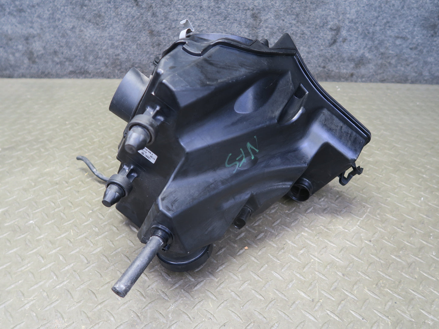 08-12 Audi S5 V8 4.2L Air Intake Cleaner Filter Box w Temp Sensor 8K0133837A OEM
