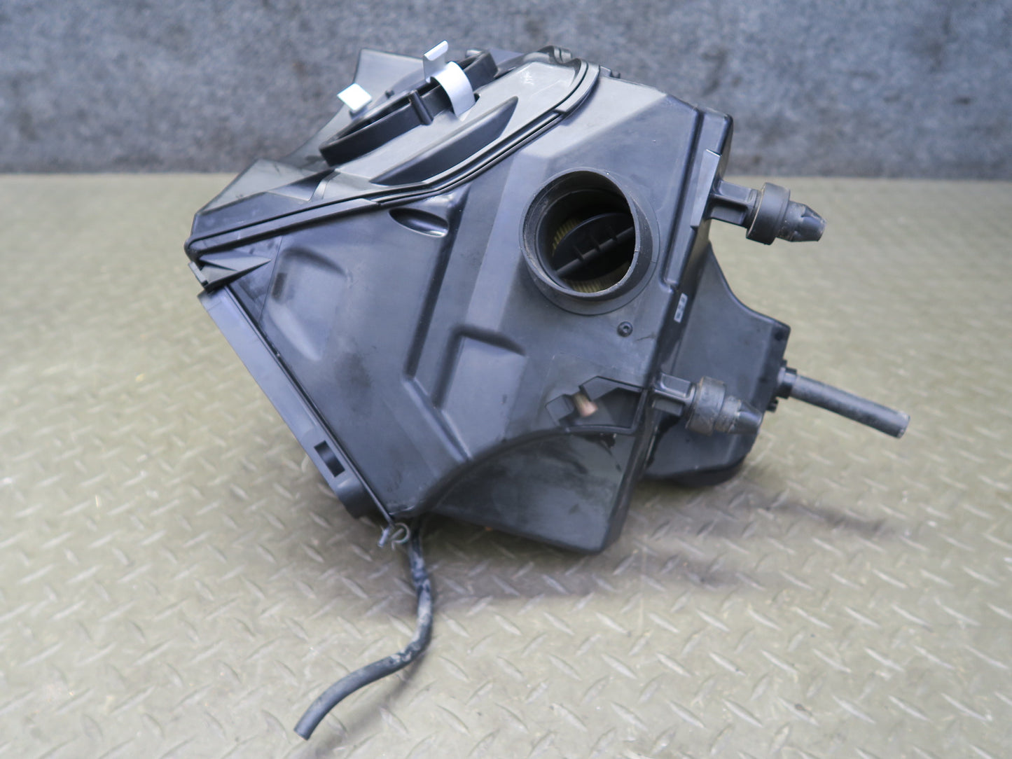 08-12 Audi S5 V8 4.2L Air Intake Cleaner Filter Box w Temp Sensor 8K0133837A OEM