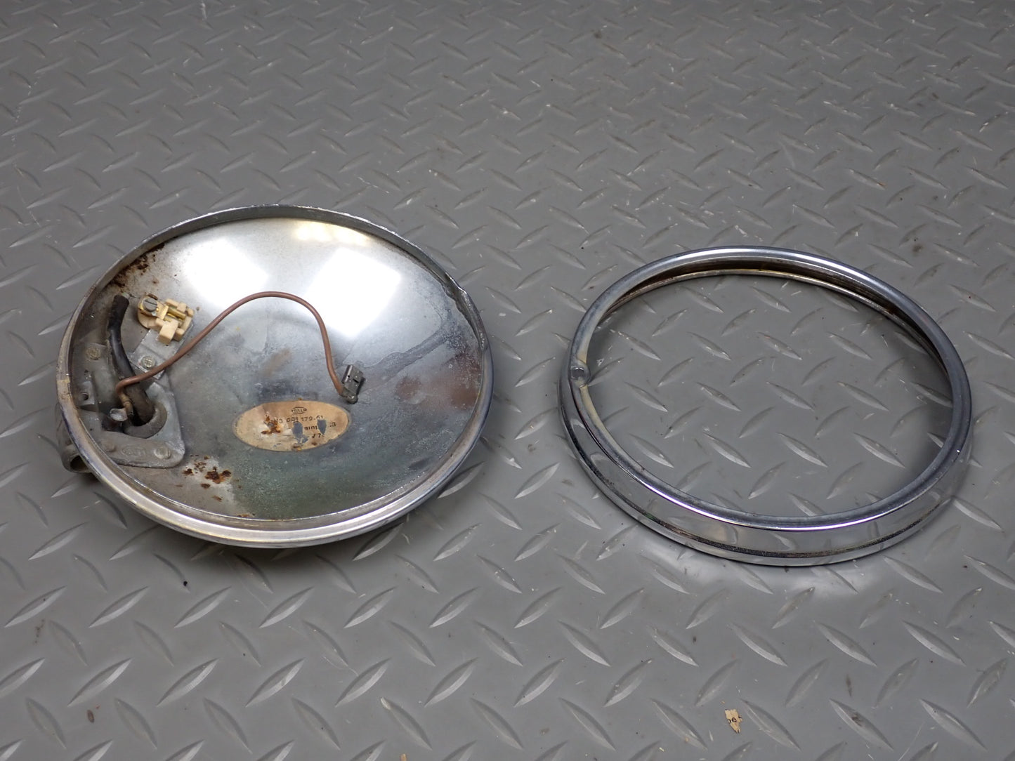 75-76 Mercedes W115 300D Front Right Headlight Lamp w Bezel OEM