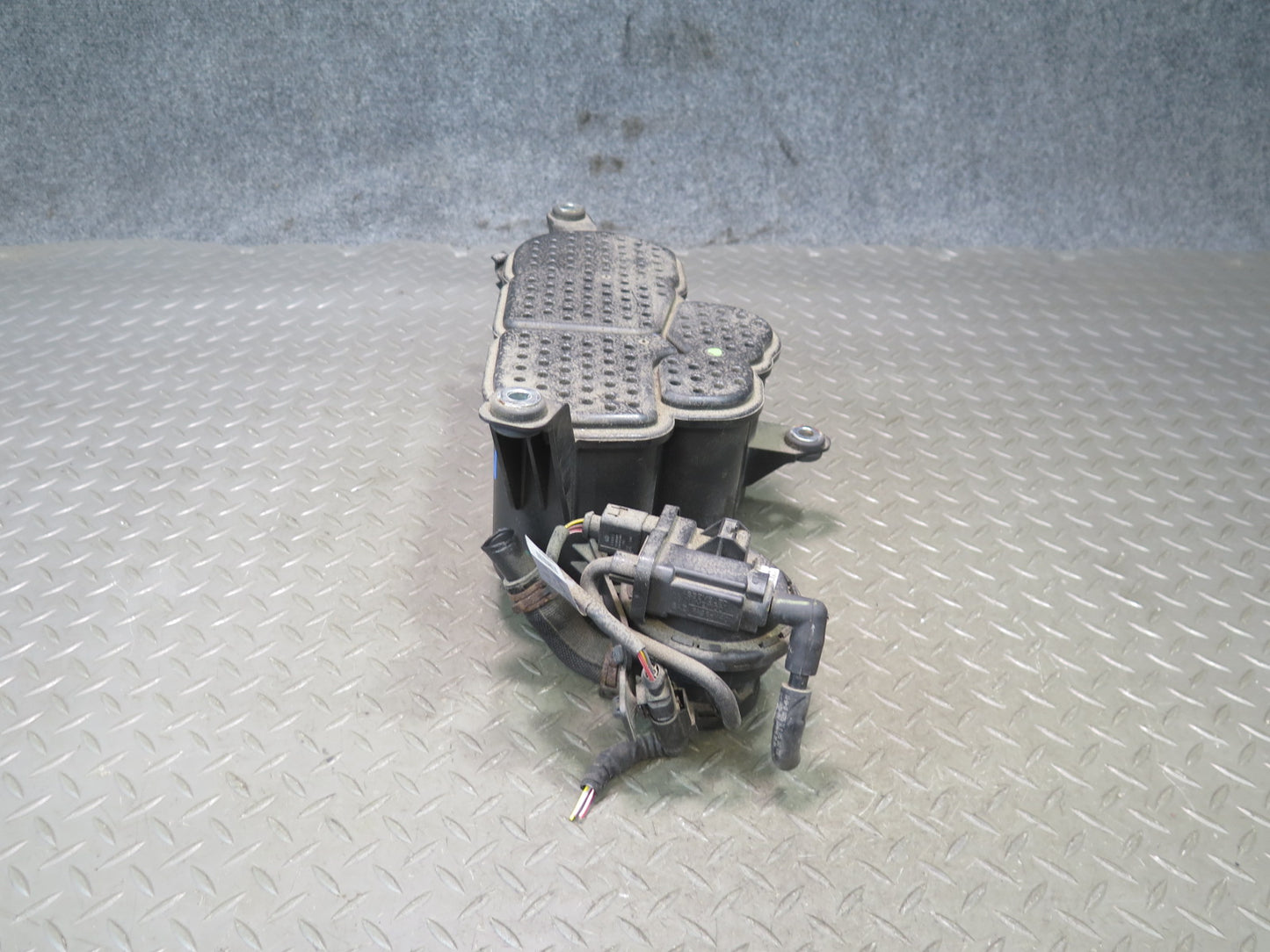 08-17 Audi B8 A5 S5 Fuel Evap Vapor Charcoal Canister OEM