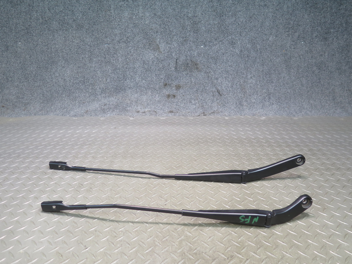 08-17 Audi B8 A5 S5 Set of 2 Front Left & Right Wiper Arm OEM