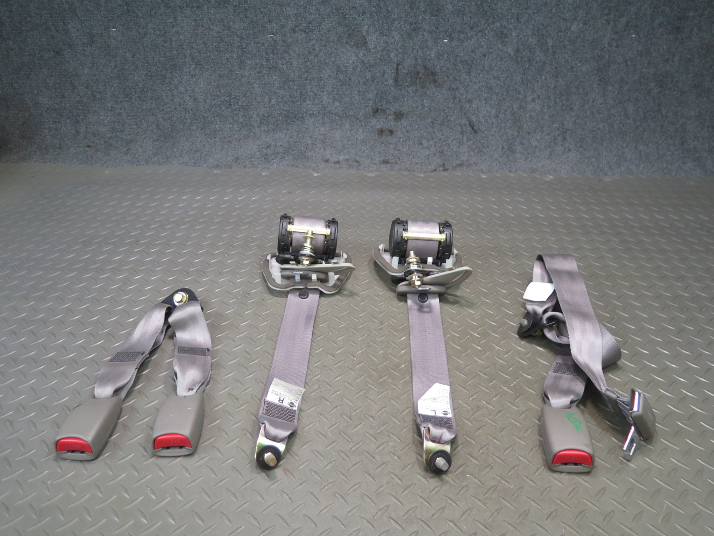 96-98 NISSAN STAGEA WGC34 REAR SEATBELT RETRACTORS & SEATBELT BUCKLE SET OEM