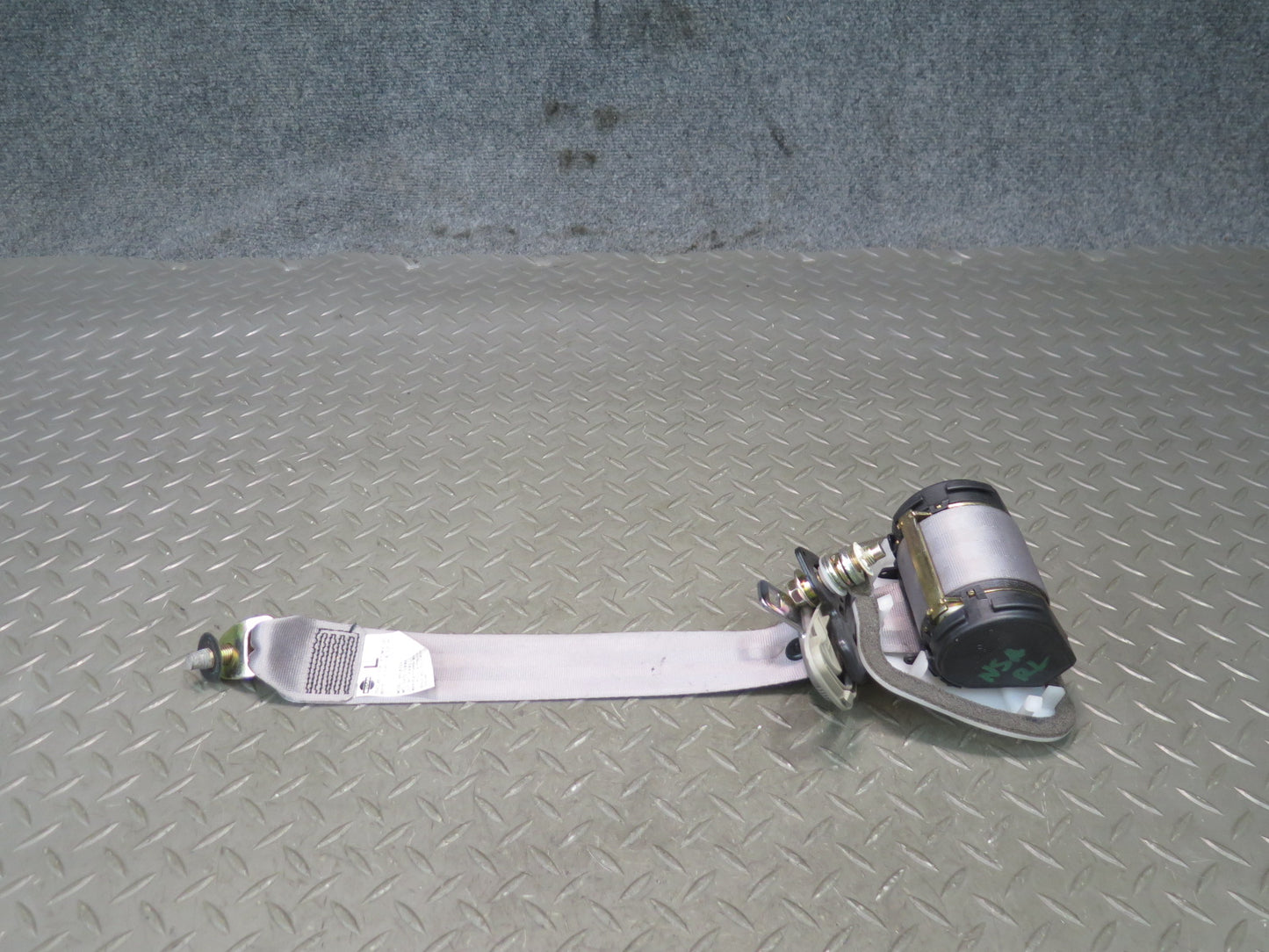 96-98 NISSAN STAGEA WGC34 REAR SEATBELT RETRACTORS & SEATBELT BUCKLE SET OEM