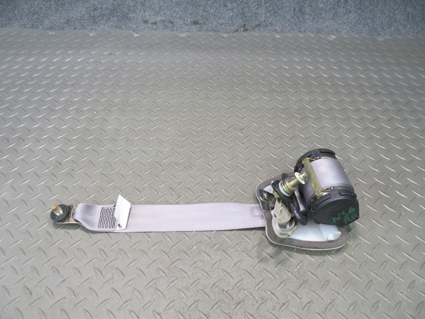96-98 NISSAN STAGEA WGC34 REAR SEATBELT RETRACTORS & SEATBELT BUCKLE SET OEM
