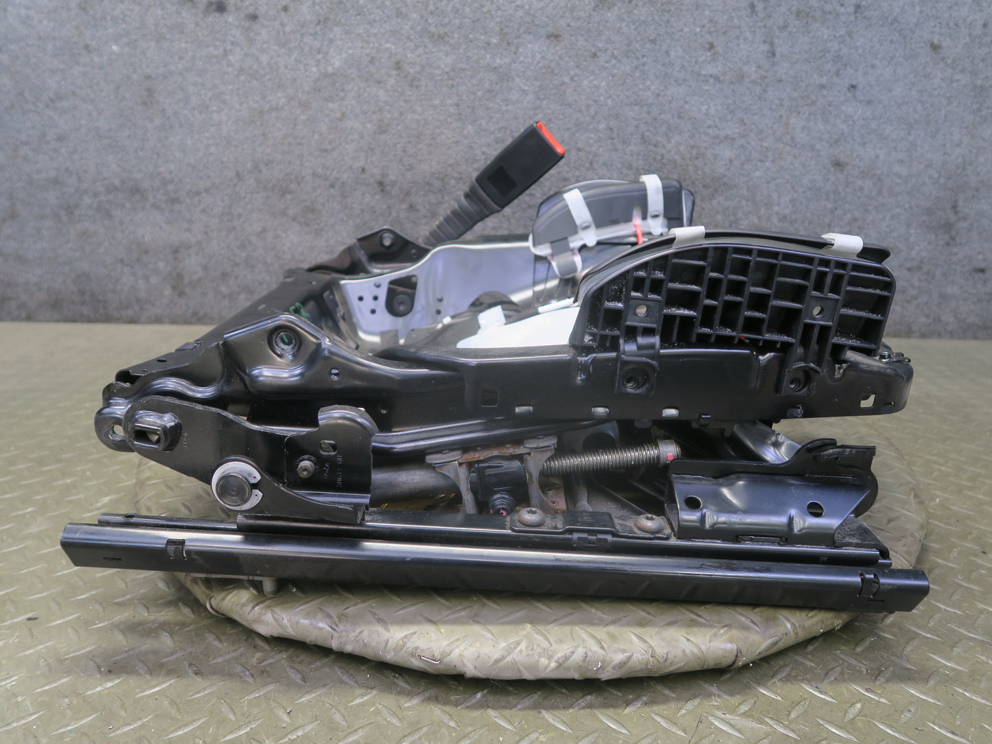 11-18 Porsche Cayenne 958 Front Right Seat Lower Frame Rail Track W/ Motors