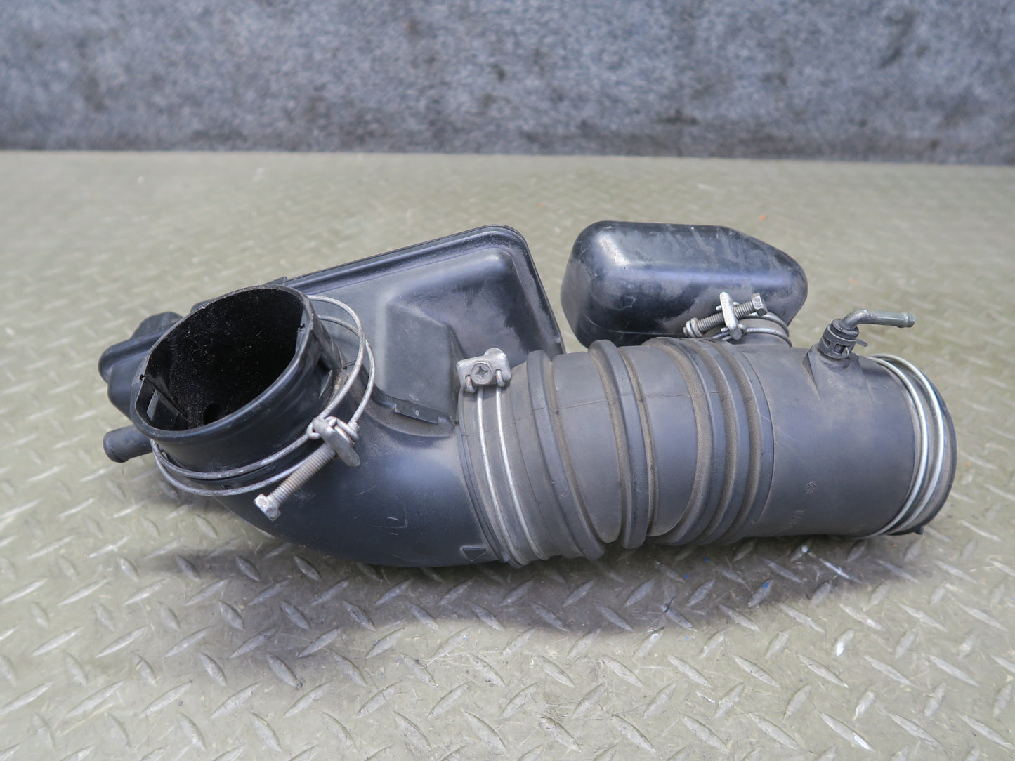 96-97 Lexus JZZ31L SC300 2JZGE Air Intake Resonator w Hose Tube 17893-46010 OEM