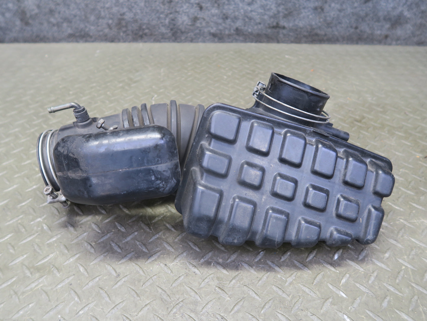 96-97 Lexus JZZ31L SC300 2JZGE Air Intake Resonator w Hose Tube 17893-46010 OEM