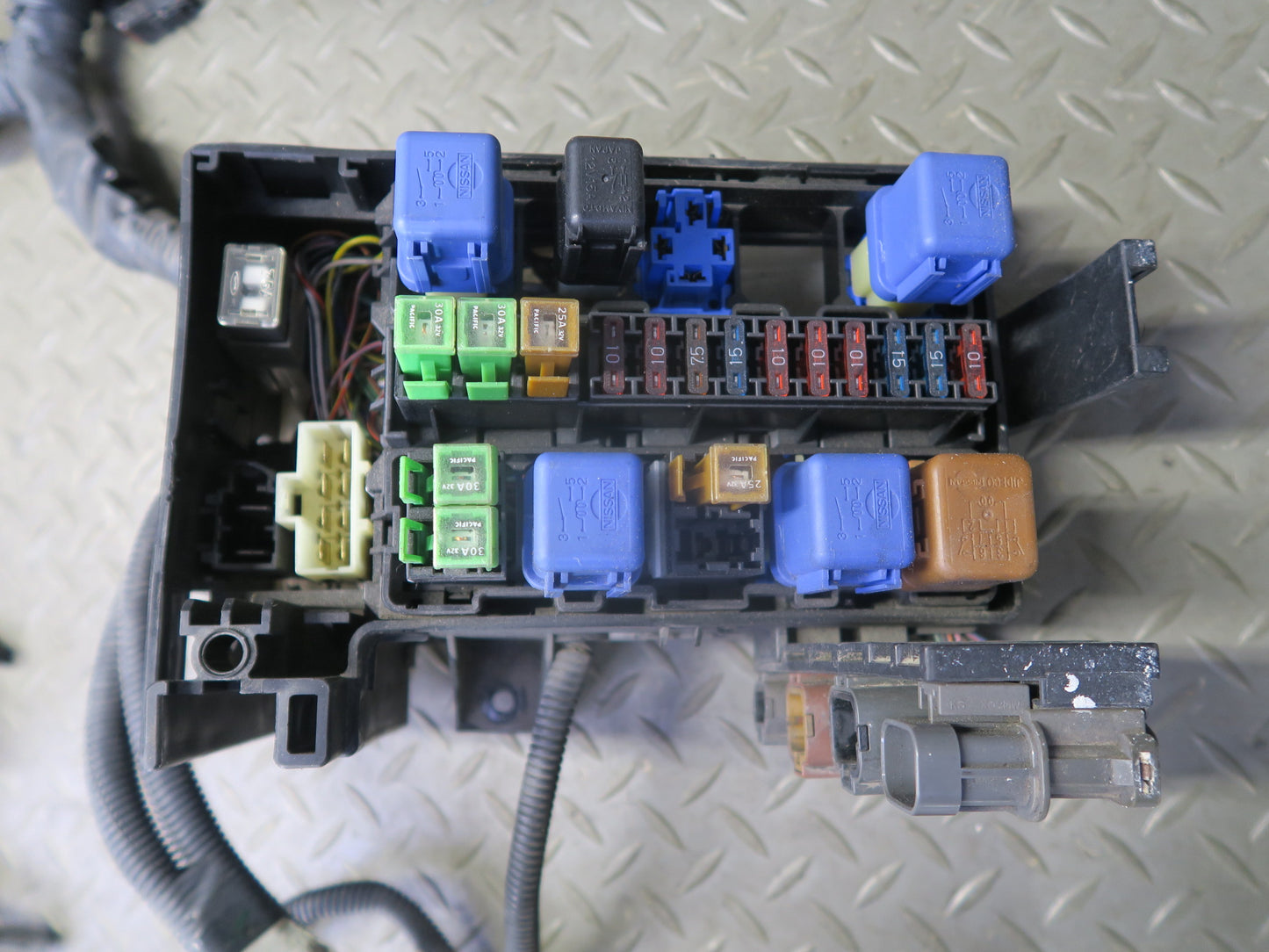 96-98 Nissan Stagea WGC34 RB25DE A/T Engine Bay Wire Wiring Harness Fusebox OEM