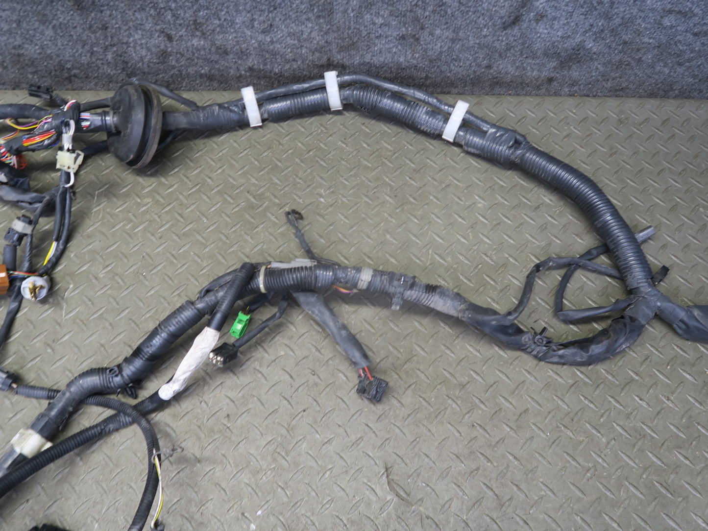96-98 Nissan Stagea WGC34 RB25DE A/T Engine Bay Wire Wiring Harness Fusebox OEM