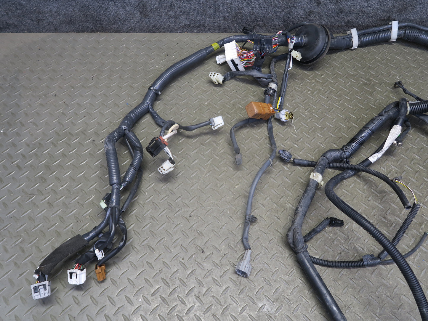 96-98 Nissan Stagea WGC34 RB25DE A/T Engine Bay Wire Wiring Harness Fusebox OEM