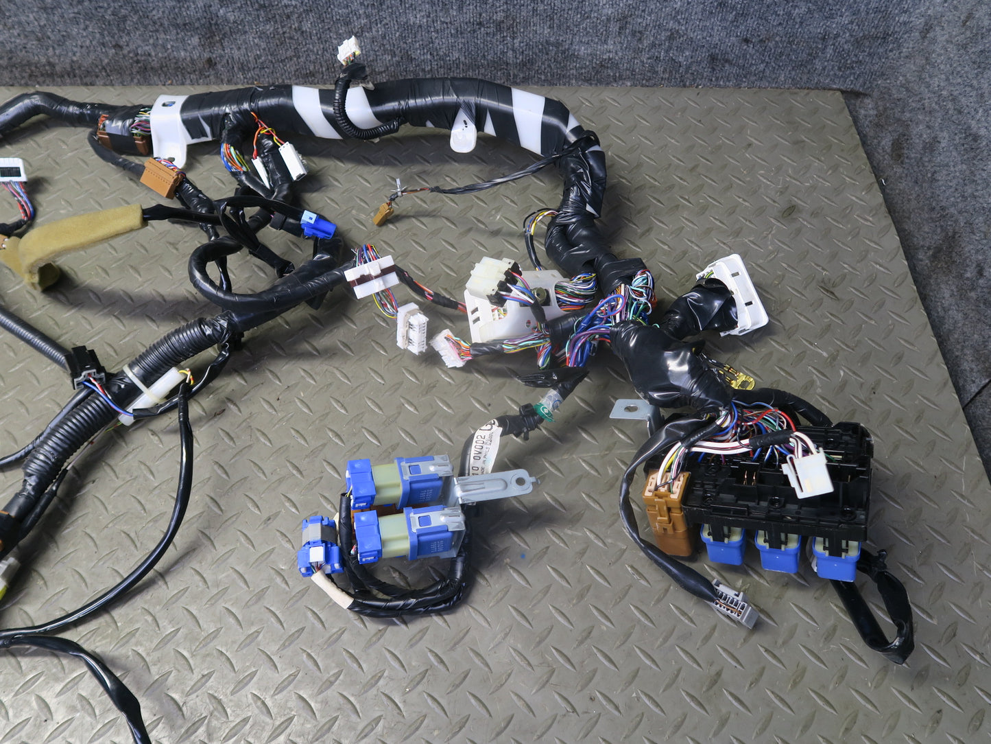 96-98 Nissan Stagea WGC34 A/T Dashboard Dash Wire Wiring Harness w Fuse Box OEM