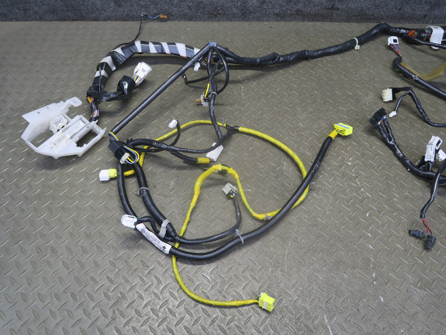 96-98 Nissan Stagea WGC34 A/T Dashboard Dash Wire Wiring Harness w Fuse Box OEM