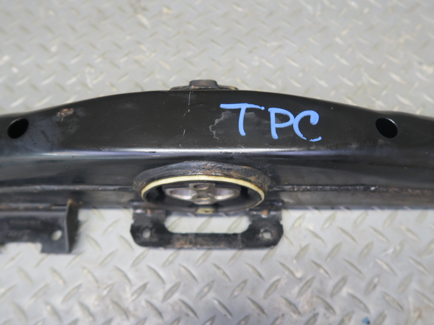 2011-2014 Porsche Cayenne 958 4.8L V8 Transmission Support Mount Bracket Carrier
