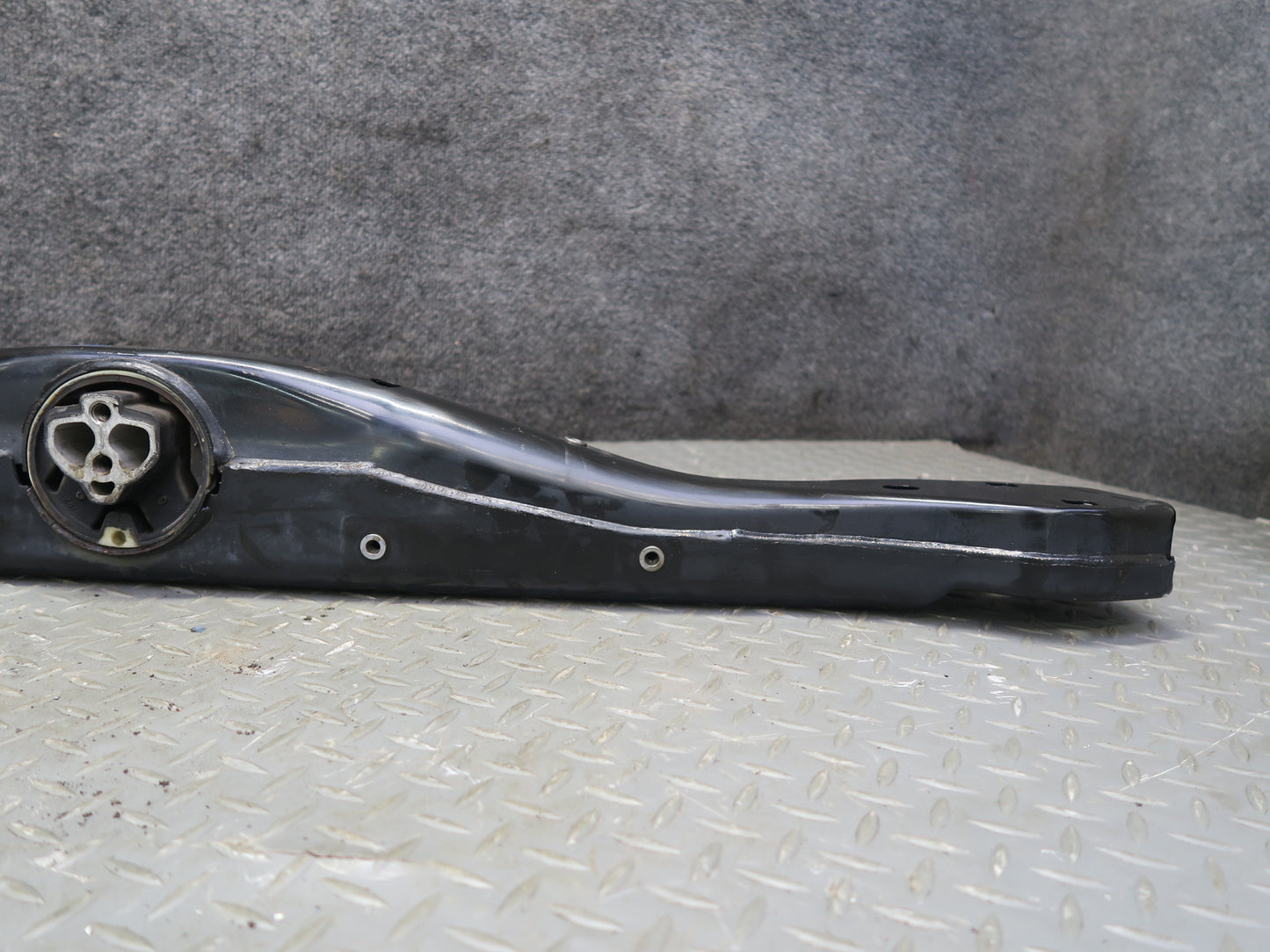 2011-2014 Porsche Cayenne 958 4.8L V8 Transmission Support Mount Bracket Carrier