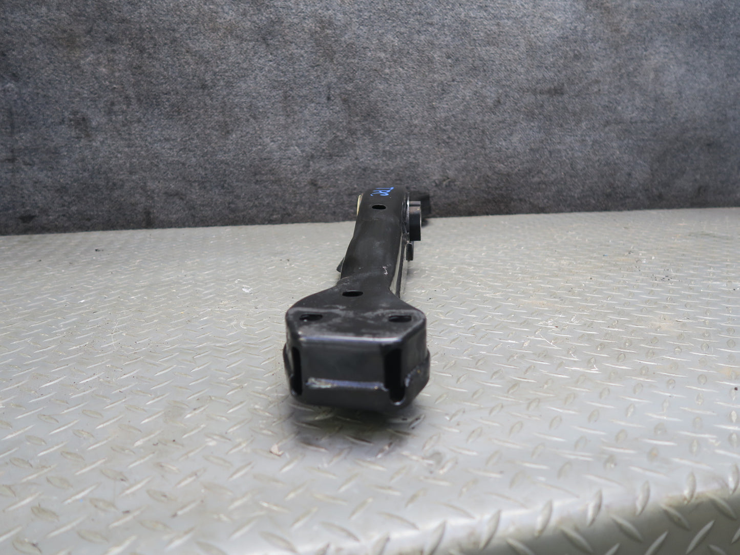 2011-2014 Porsche Cayenne 958 4.8L V8 Transmission Support Mount Bracket Carrier