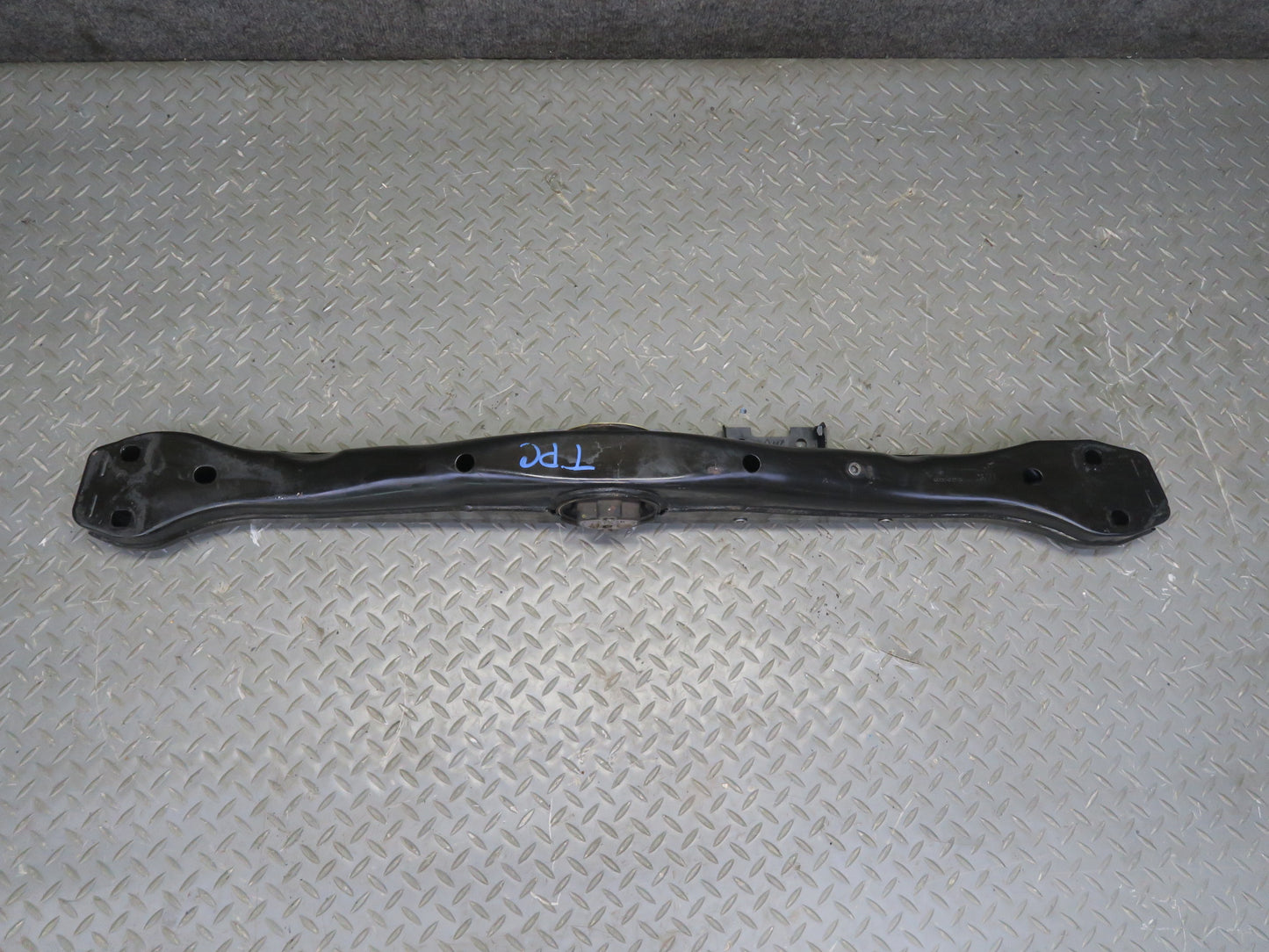 2011-2014 Porsche Cayenne 958 4.8L V8 Transmission Support Mount Bracket Carrier