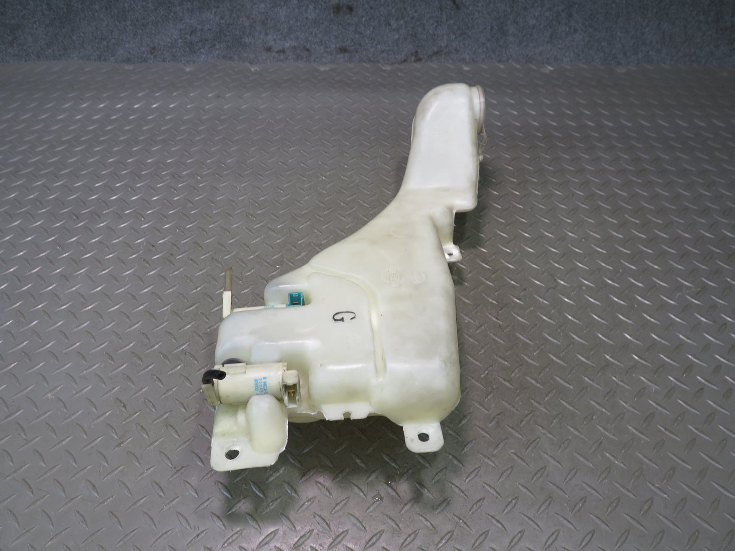 96-98 Nissan Stagea WGC34 RB25DE RWD Windshield Washer Reservoir Tank w Pump OEM