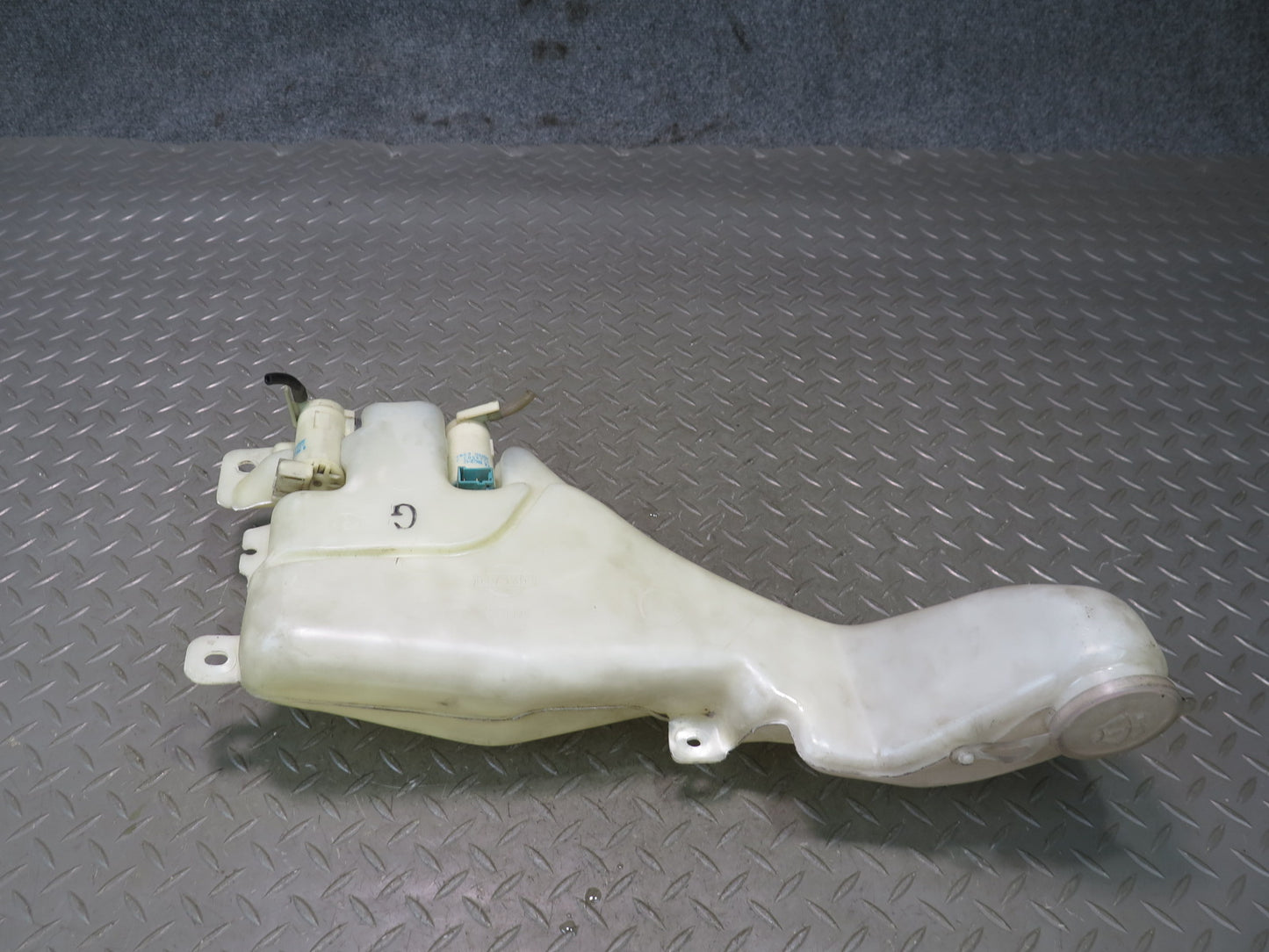 96-98 Nissan Stagea WGC34 RB25DE RWD Windshield Washer Reservoir Tank w Pump OEM