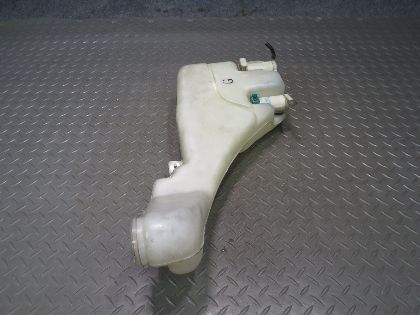 96-98 Nissan Stagea WGC34 RB25DE RWD Windshield Washer Reservoir Tank w Pump OEM