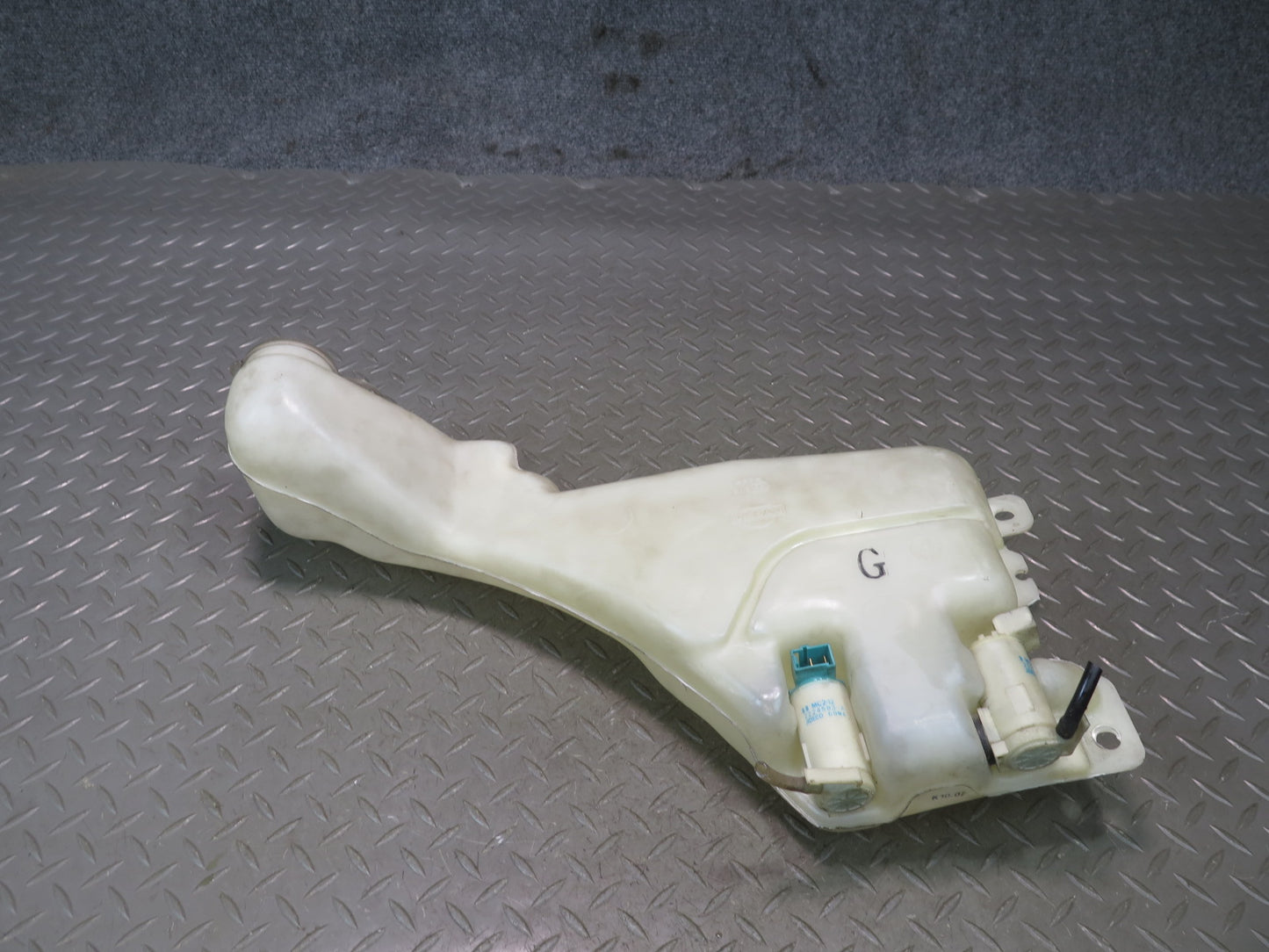 96-98 Nissan Stagea WGC34 RB25DE RWD Windshield Washer Reservoir Tank w Pump OEM