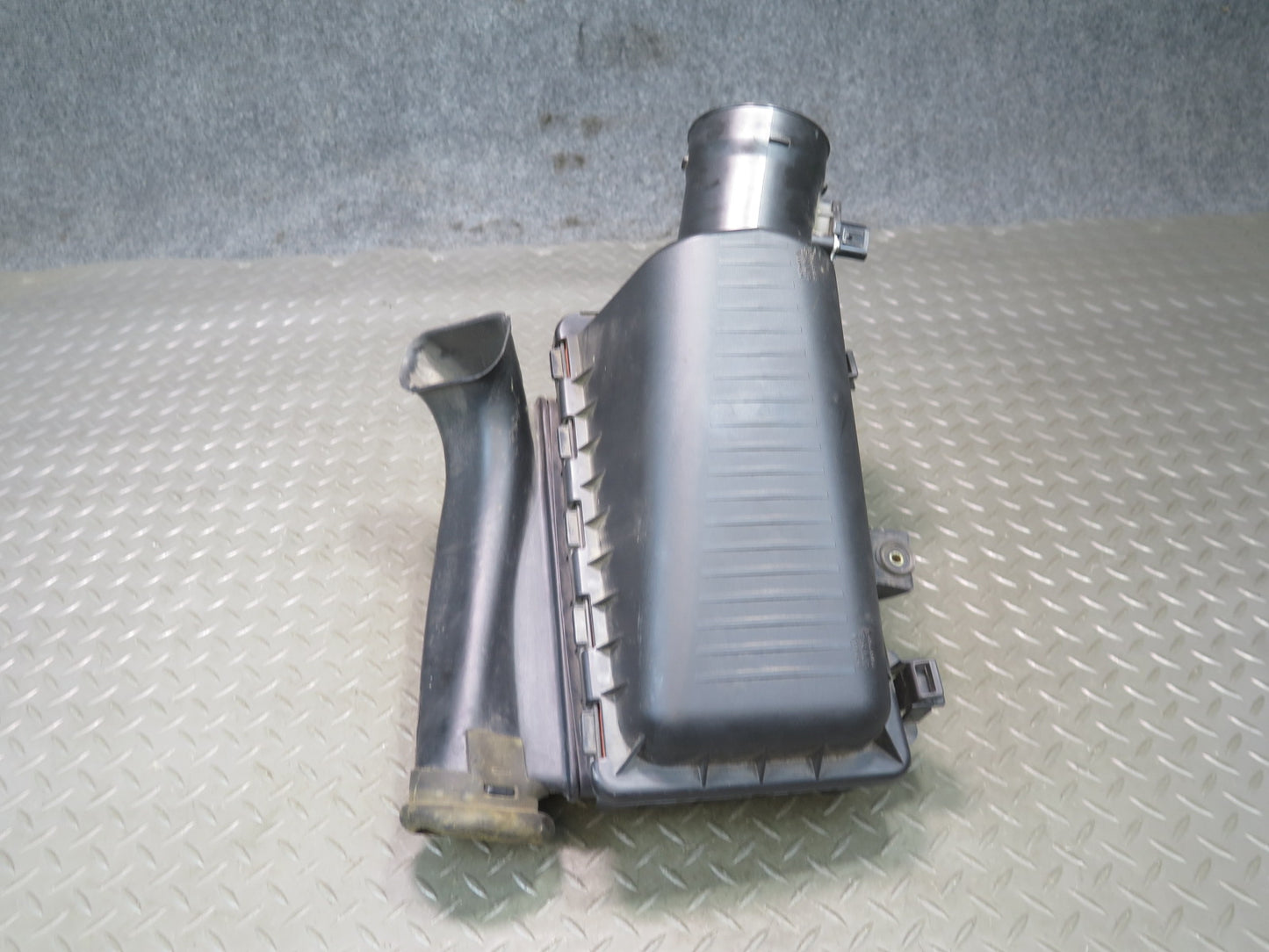 02-05 Ford Thunderbird Air Intake Cleaner Filter Box w MAF Sensor OEM