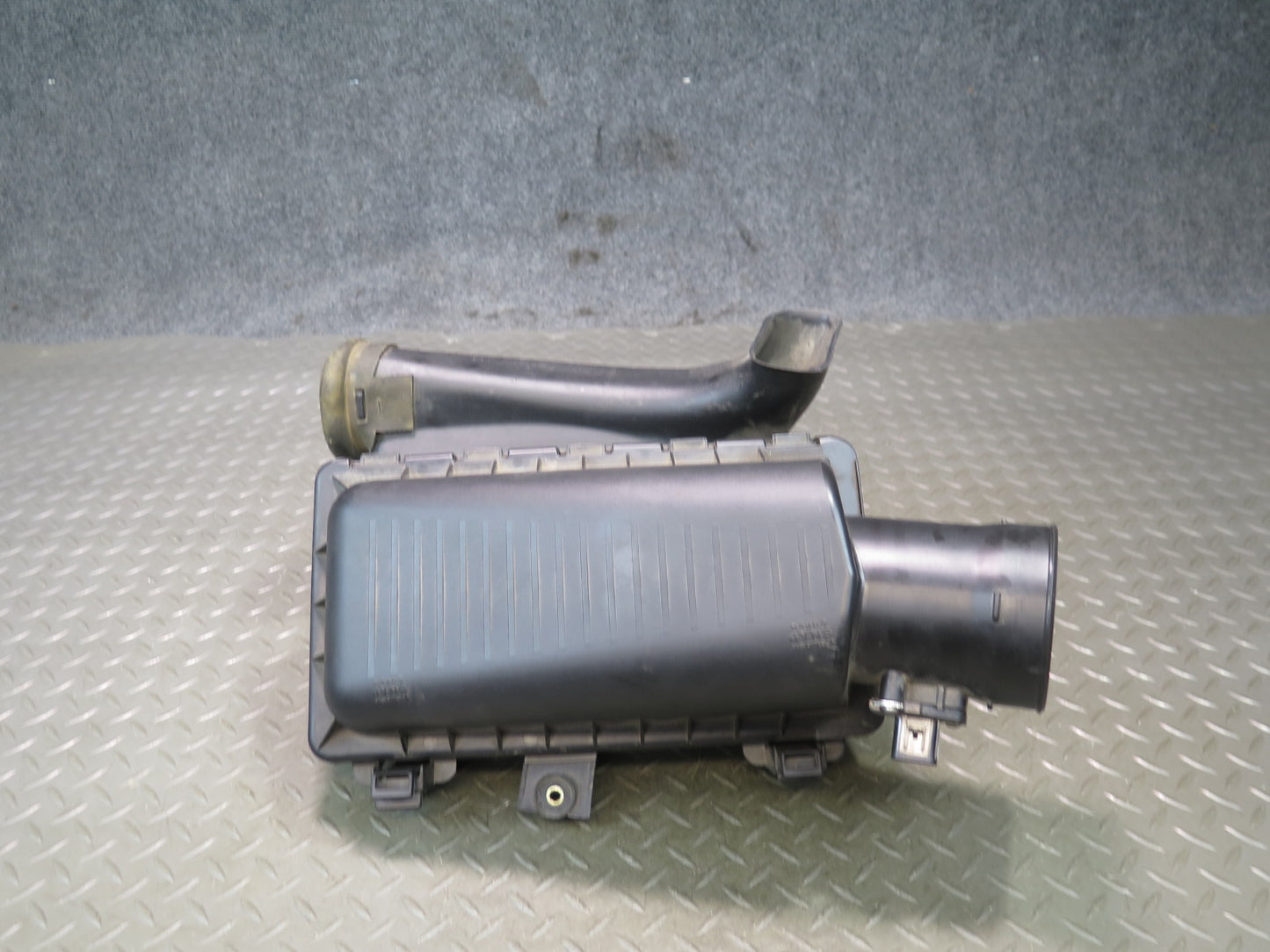 02-05 Ford Thunderbird Air Intake Cleaner Filter Box w MAF Sensor OEM