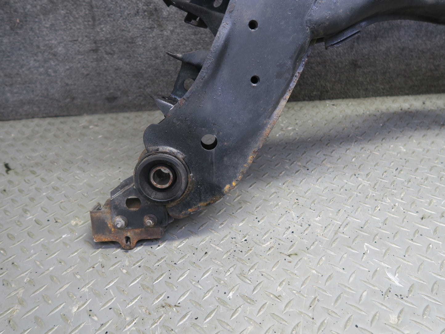 96-98 Nissan Stagea WGC34 RWD RB25DE NA Rear Crossmember Subframe Bracket OEM