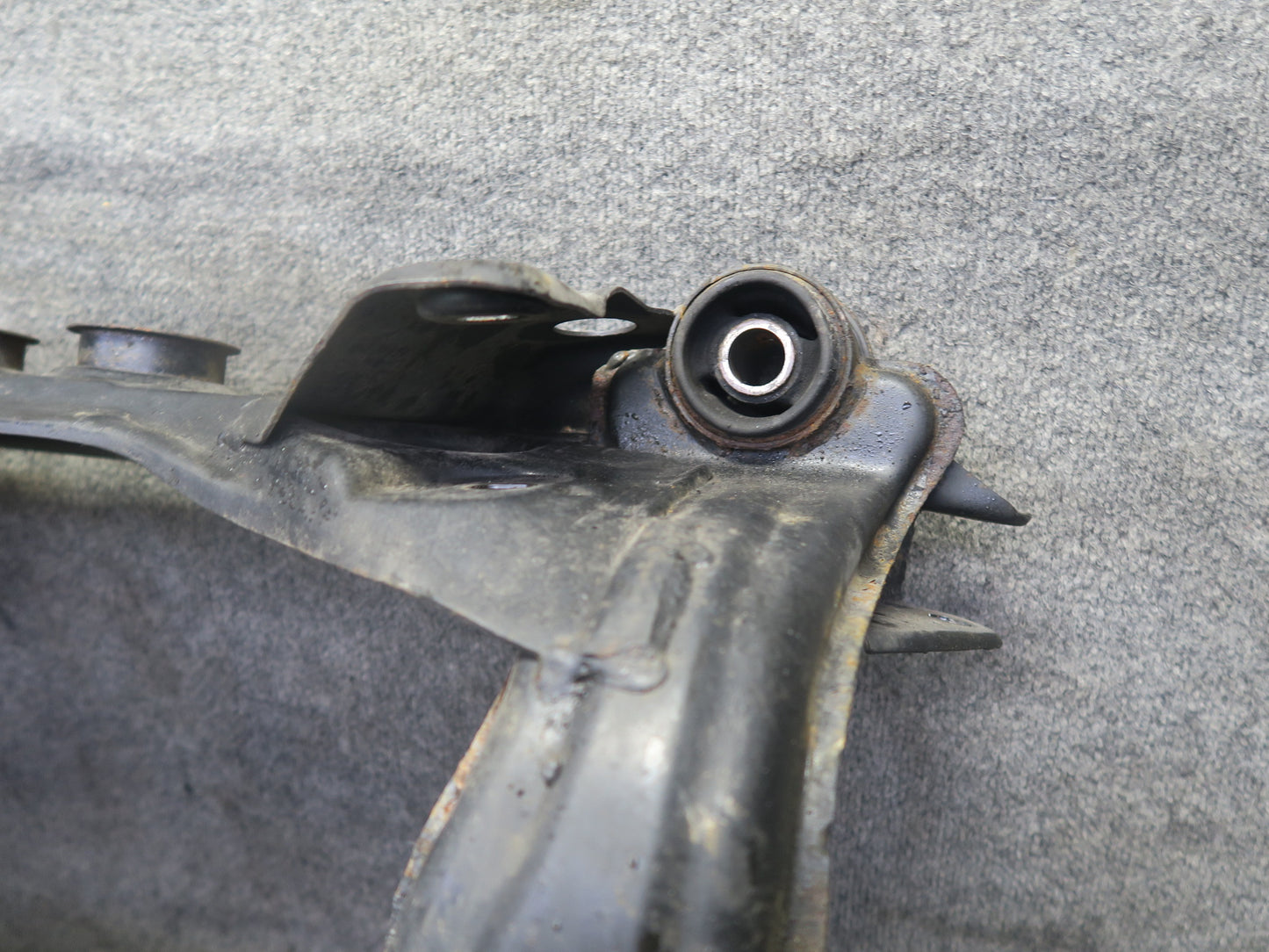 96-98 Nissan Stagea WGC34 RWD RB25DE NA Rear Crossmember Subframe Bracket OEM