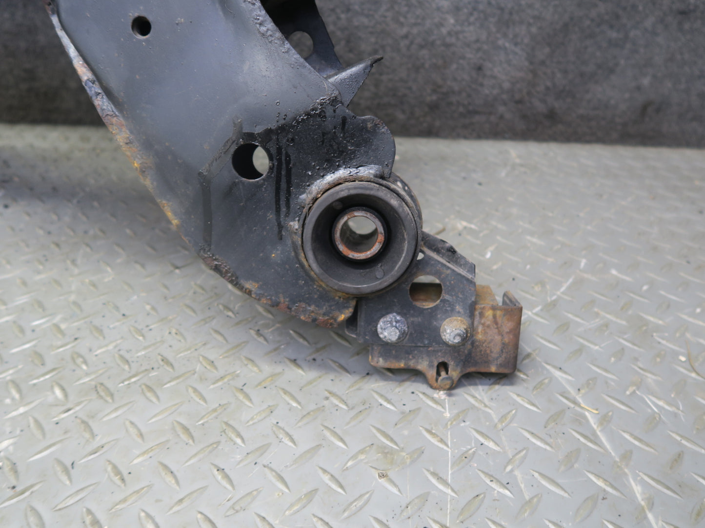 96-98 Nissan Stagea WGC34 RWD RB25DE NA Rear Crossmember Subframe Bracket OEM