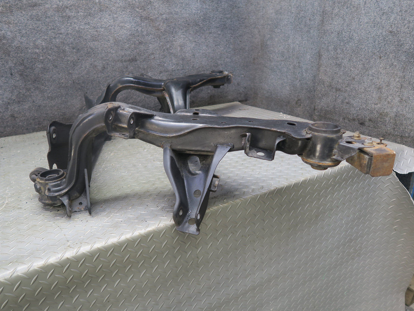 96-98 Nissan Stagea WGC34 RWD RB25DE NA Rear Crossmember Subframe Bracket OEM