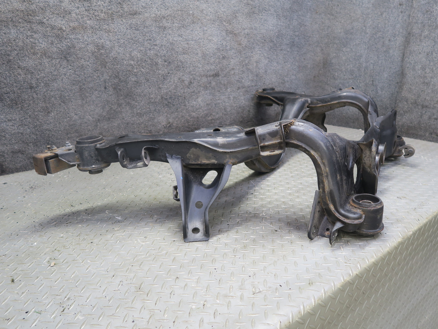 96-98 Nissan Stagea WGC34 RWD RB25DE NA Rear Crossmember Subframe Bracket OEM