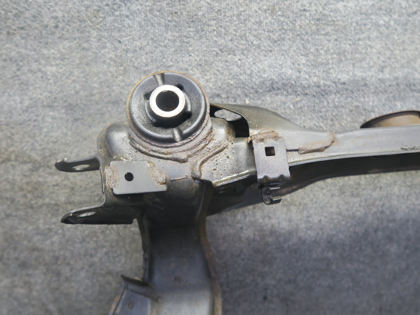 96-98 Nissan Stagea WGC34 RWD RB25DE NA Rear Crossmember Subframe Bracket OEM